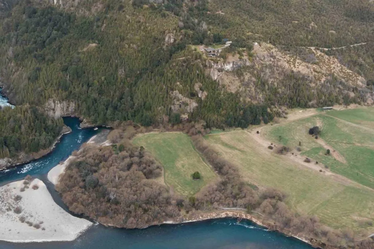 Vista aérea de la confluencia de los ríos Espolón y Futaleufú, con praderas y bosque nativo