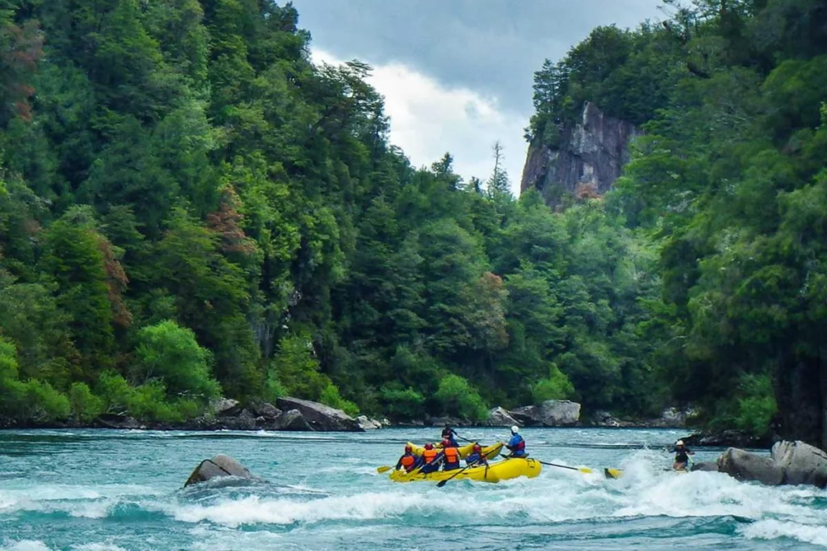Balsa de rafting en un rápido del río Futaleufú, entre paredes de bosque nativo