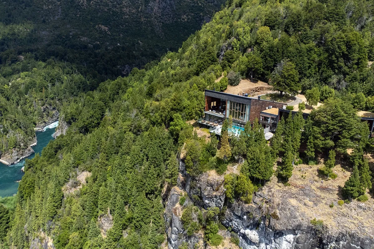 Uman Lodge sobre un acantilado de roca y bosque, junto al río Futaleufú