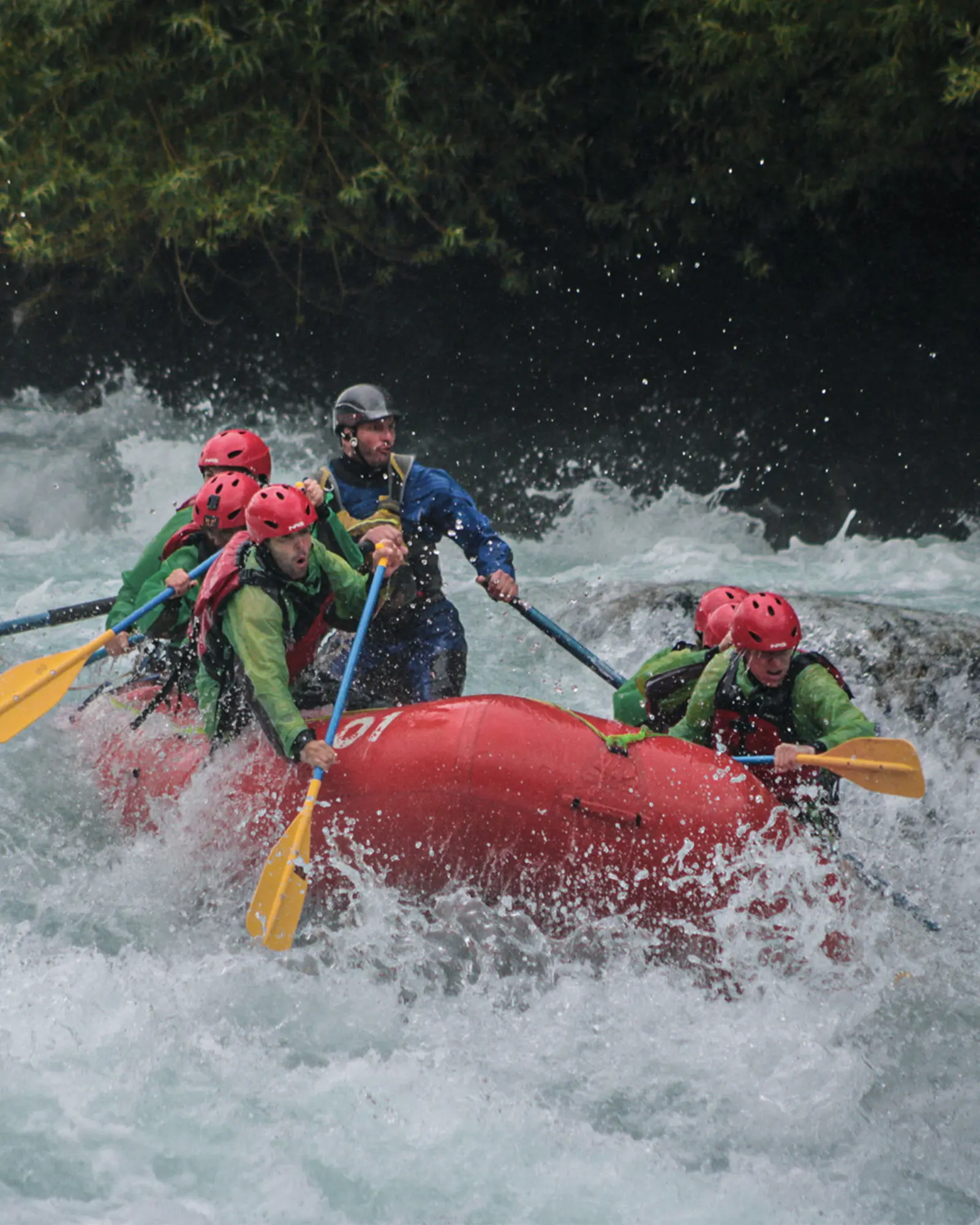 Rafting desafiando aguas de la Patagonia Norte chilena