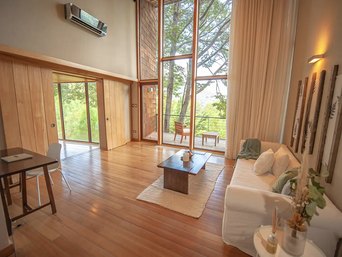 Master Suite — living independiente con balcón y altos techos