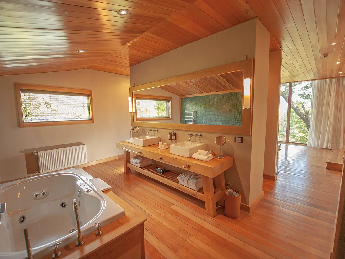 Master Suite — baño abierto con doble lavamanos y bañera con hidromasaje