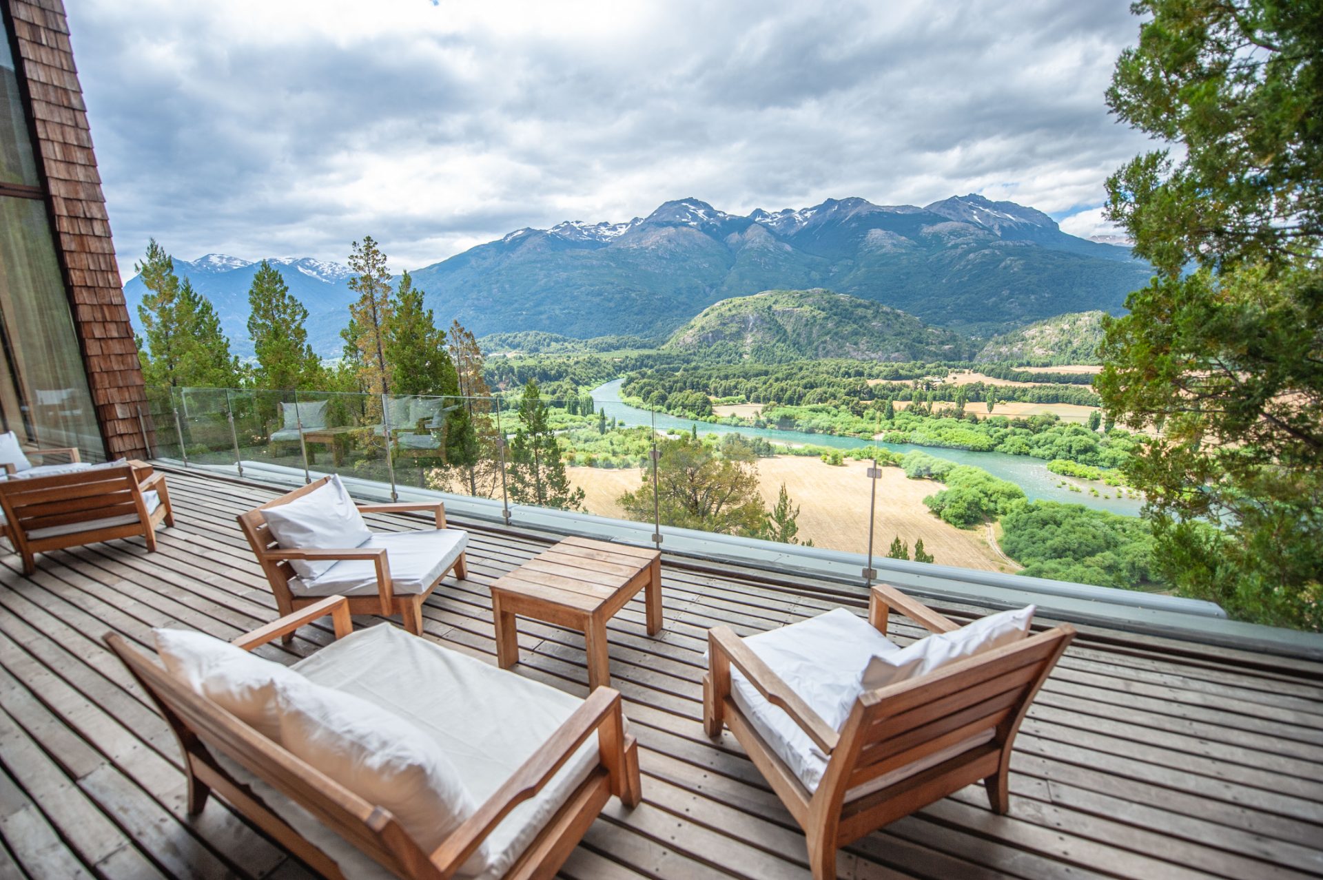 Balcón principal con vista al río Futaleufú y la cordillera nevada
