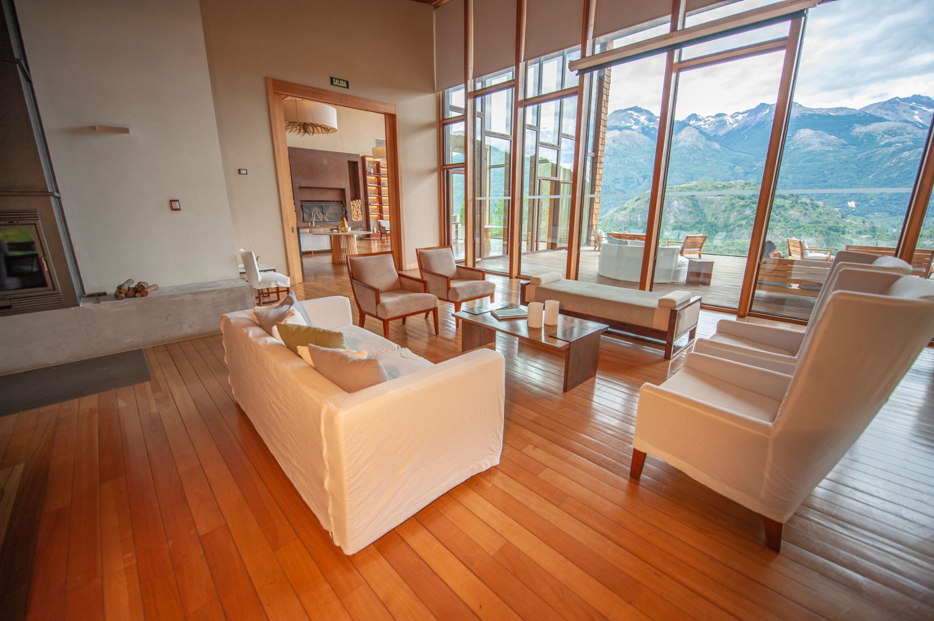 Living principal con grandes ventanales hacia la cordillera