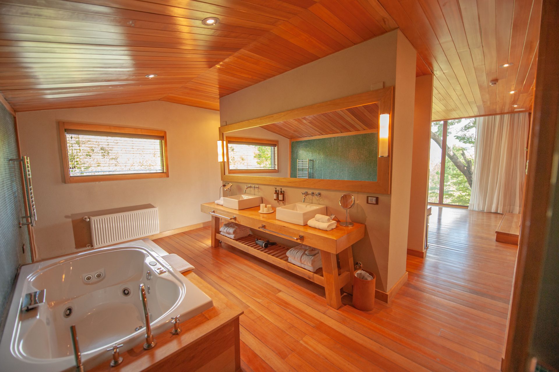 Baño de la suite con bañera con hidromasaje