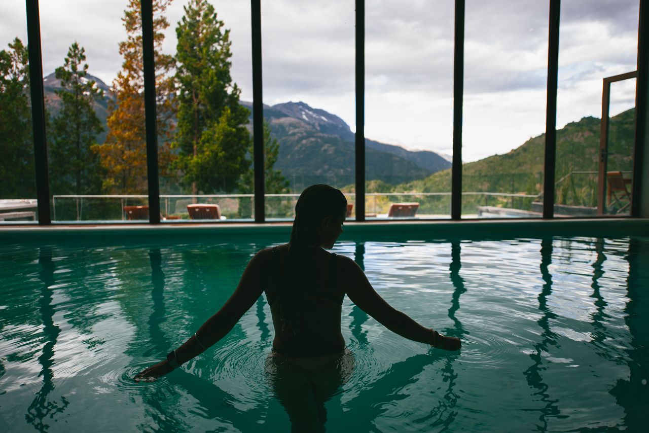 Piscina interna aquecida do spa, de frente para os Andes