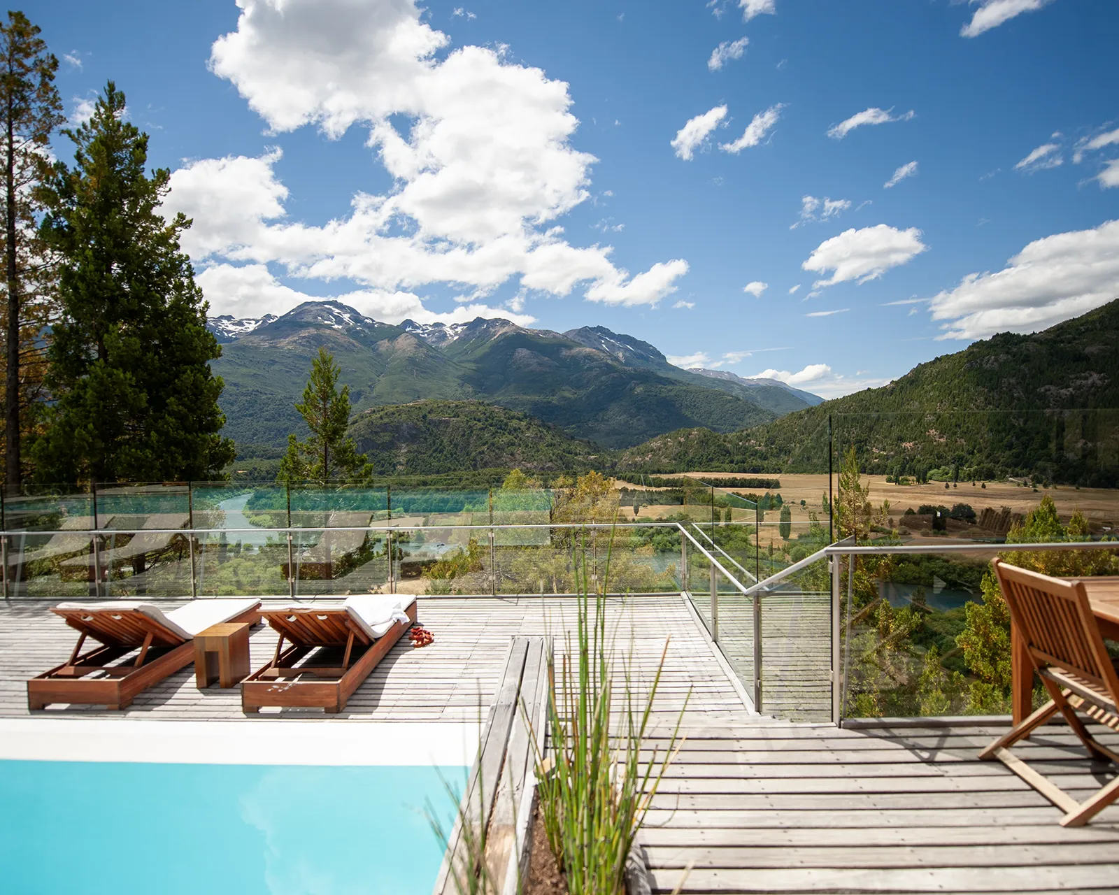 Vista del valle, los ríos y la cordillera desde la terraza de la piscina