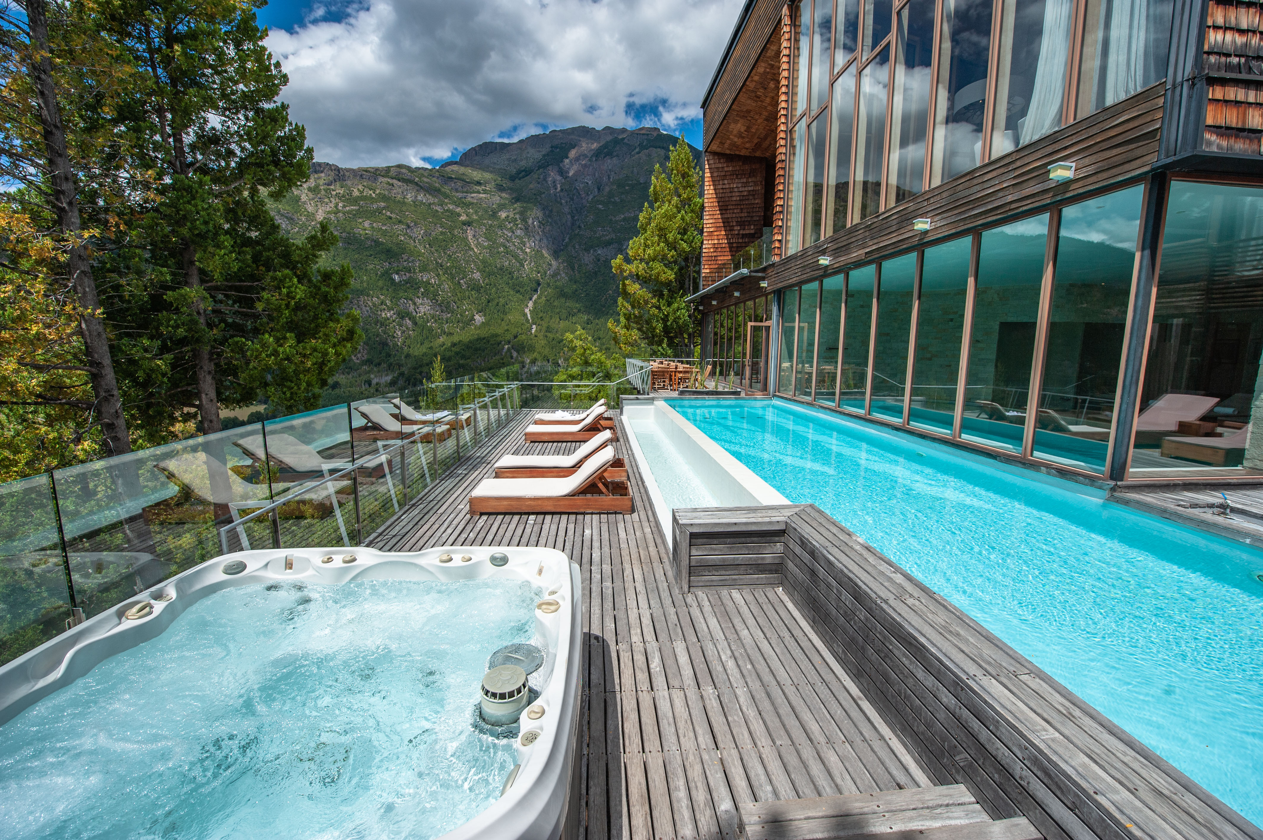 Jacuzzi exterior con vista a la cordillera