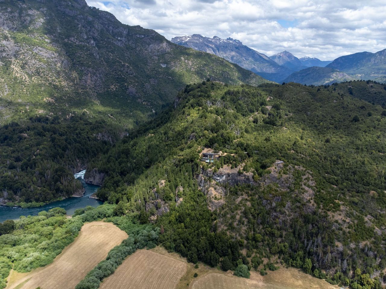 Uman Lodge sobre el acantilado, río Futaleufú y la cordillera